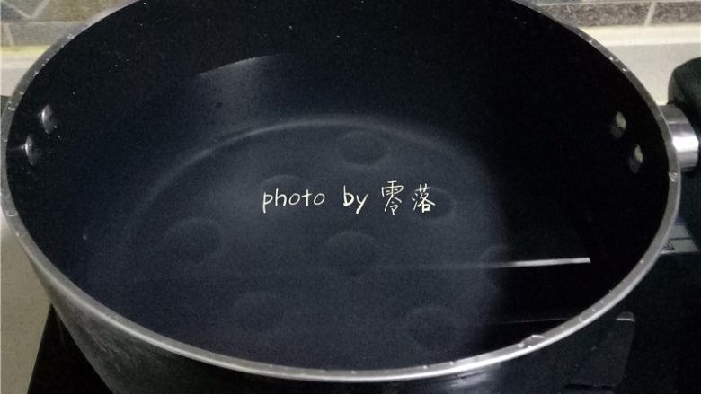 酸甜杨梅汁,煮锅加水烧开;