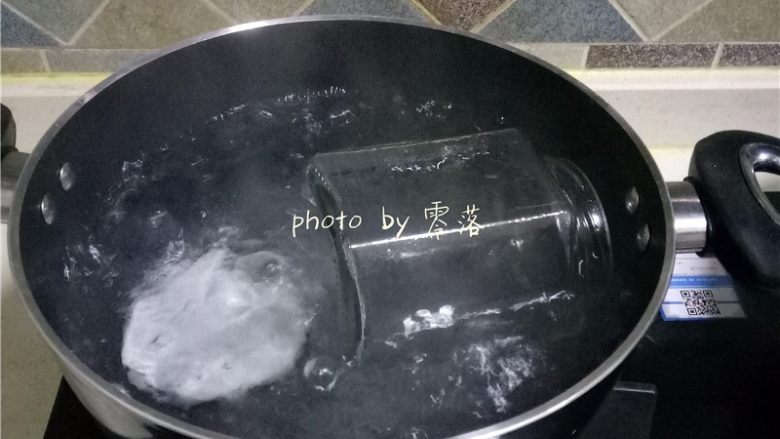 酸甜杨梅汁,放入洗净的玻璃罐,继续煮几分钟;