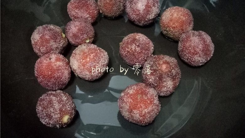 酸甜杨梅汁,将杨梅放入砂锅;