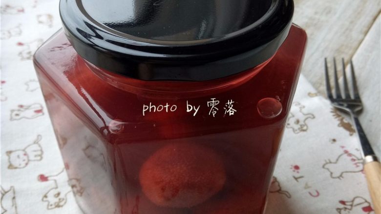 酸甜杨梅汁,晾凉后,装在消毒后的玻璃罐里,密封后放冰箱冷藏;