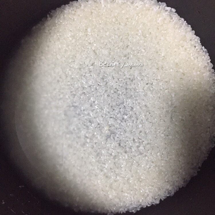 快手餐—黑椒牛肉饭,米洗干净,放少许水(水和米平齐即可,因为加入的蔬菜煮熟的过程会渗水,水太多煮好的<a style='color:red;display:inline-block;' href='/shicai/ 507'>米饭</a>会发粘影响口感)