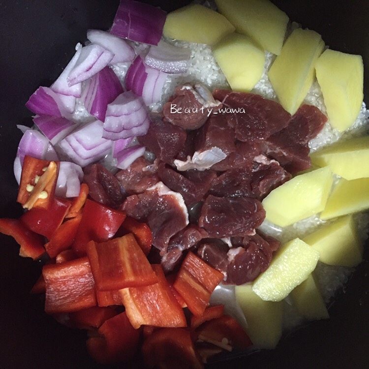 快手餐—黑椒牛肉饭,把食材整齐的码放在米上(不码也可以,我是为了拍照)