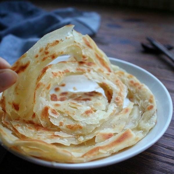 手抓饼,烙出来的手抓饼方便快捷又好吃,口味完全自己控制,层层叠叠起酥的饼皮,空嘴吃都是享受!