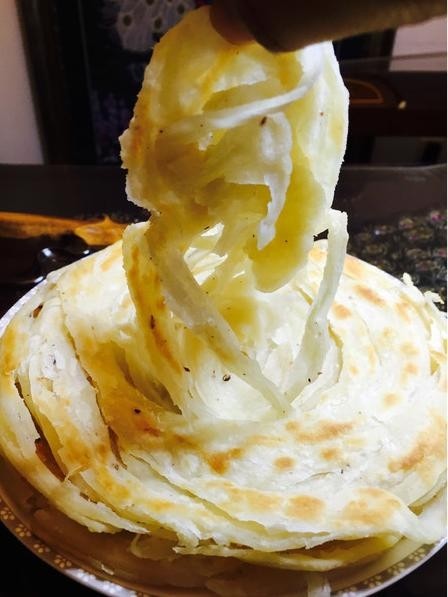 手抓饼,烙出来的手抓饼方便快捷又好吃,口味完全自己控制,层层叠叠起酥的饼皮,空嘴吃都是享受!