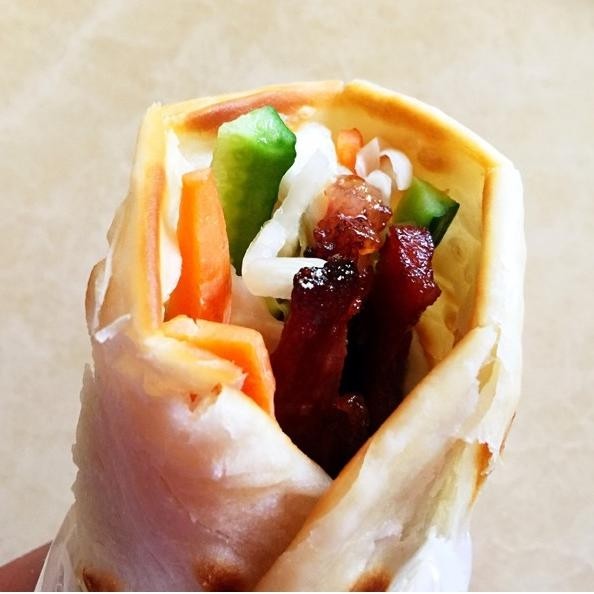 手抓饼,可以加自己喜欢的食材:火腿,辣椒,培根,黄瓜啥的。