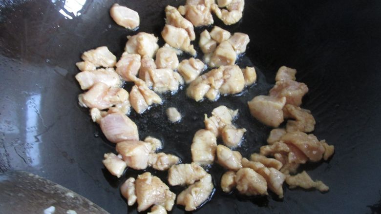鸡肉秋葵披萨,锅里放入<a style='color:red;display:inline-block;' href='/shicai/ 851'>橄榄油</a>把鸡肉滑熟,再把蔬菜切粒快速煸炒。
