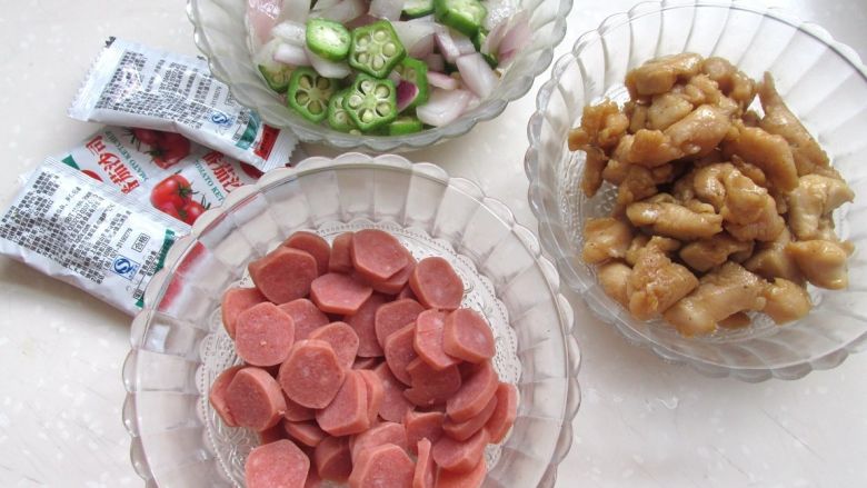 鸡肉秋葵披萨,所有披萨馅料都准备好了。