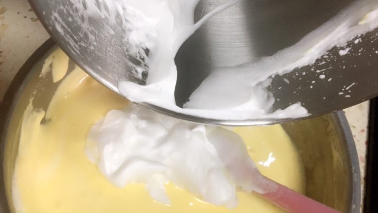 酸奶鸭蛋蛋糕,第二次加入蛋白,同样手法拌。