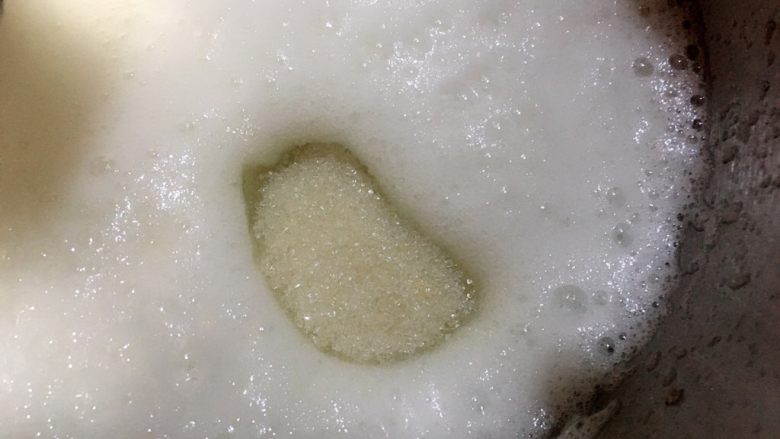 酸奶鸭蛋蛋糕,这是第二次加糖状态,出现细腻状态了。