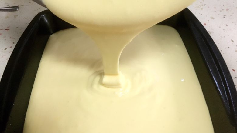 酸奶鸭蛋蛋糕,蛋糕很稠,倒入事先准备好的模具我用的是七寸方形磨具。