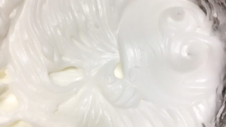 酸奶鸭蛋蛋糕,有大湾沟有明显的纹路,倒扣不会掉下这时候就可以了。