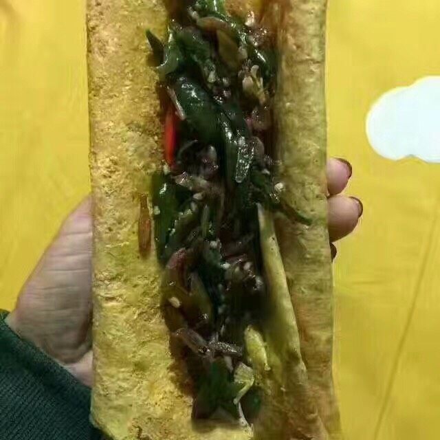 辣椒炒小鱼卷煎饼