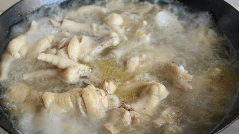 酱汁焖锅,锅内加水,冷水加入鸡翅和鸡爪,水开后再煮3分钟,洗净浮沫待用。
