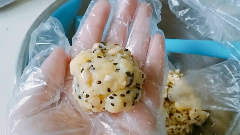 简单懒人花生酥,带上手套,轻轻团成蓬松的小团子,不要使劲捏。