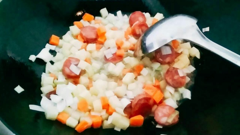 家常快手黑胡椒土豆炒饭,放比炒菜多的油,小火,放入白色盘子里面所有的材料,葱花也一块儿放进去。