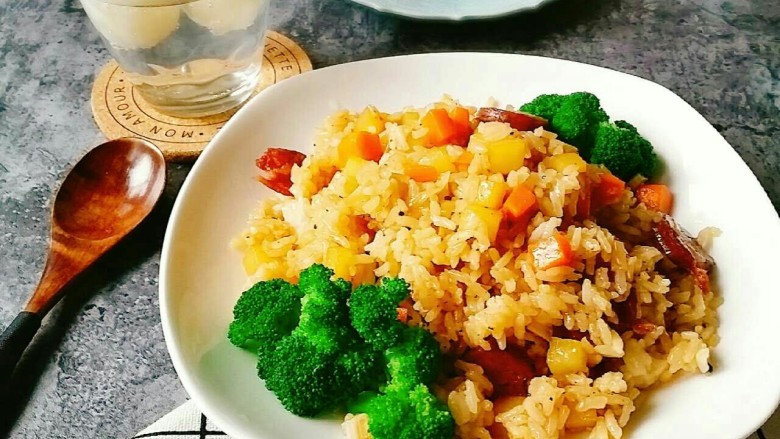 家常快手黑胡椒土豆炒饭,成品,配上一杯荔枝柠檬水。爽!