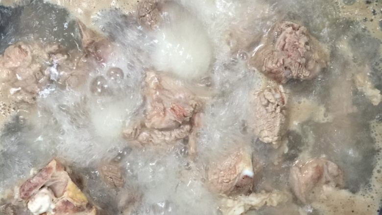 猪骨土豆汤,水开后,撇去浮末!