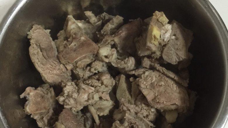 猪骨土豆汤,焯水后捞出再用冷水冲洗几遍沥干水分放进高压锅内胆中!