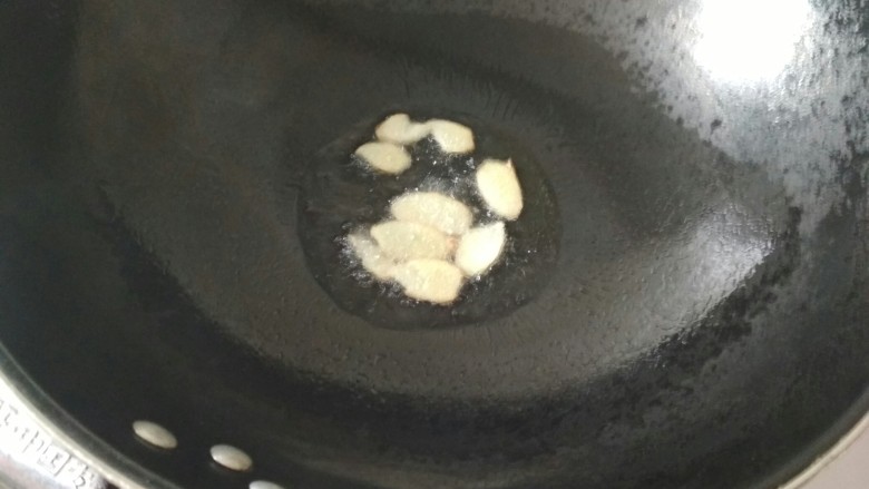 川味豆腐鱼,先下生姜进去,防止煎鱼的时候贴锅