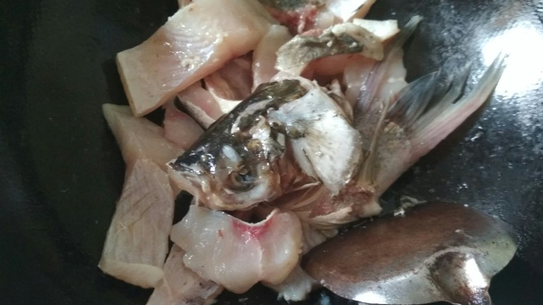 川味豆腐鱼,鱼在锅里煎一下,熬出来的汤更浓