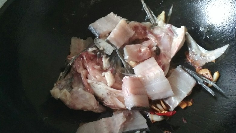 川味豆腐鱼,将鱼头,鱼骨邡至锅内