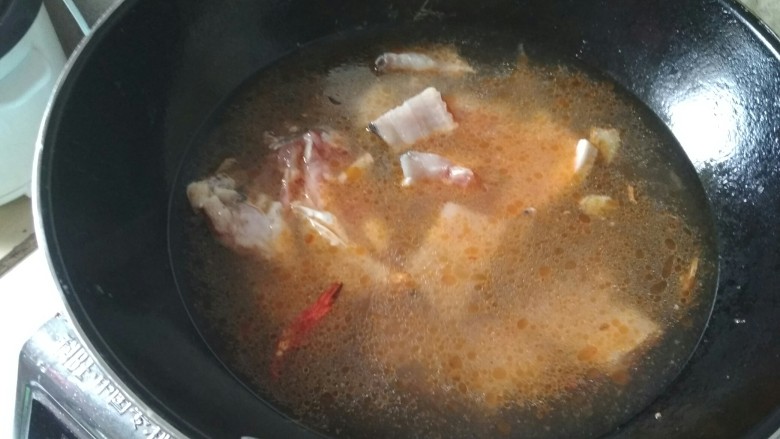 川味豆腐鱼,加水煮开后,加豆腐
