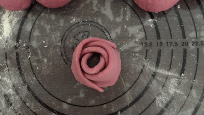 豆沙玫瑰花包,再来一片包住,最后一片包好后整理出玫瑰花形状