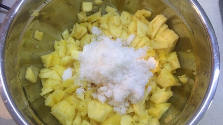 自制果酱(草莓🍓和菠萝🍍),切碎的菠萝用150g砂糖腌制四个小时以上