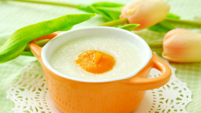 南瓜米粉糊,7⃣舀入一勺南瓜泥到米粉糊里搅拌均匀宝宝就可以食用了,多余的南瓜泥可以等冷却后装入辅食盒冷冻保存,一周以内食用完即可