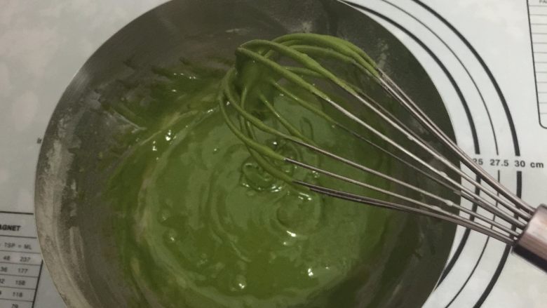抹茶玛德琳蛋糕,用打蛋器搅拌到黄油和面糊完全融合,呈流动状面糊