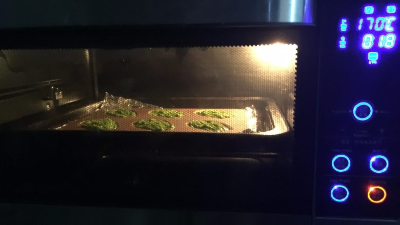 抹茶玛德琳蛋糕,放入预热好170度的烤箱,烤18分钟左右