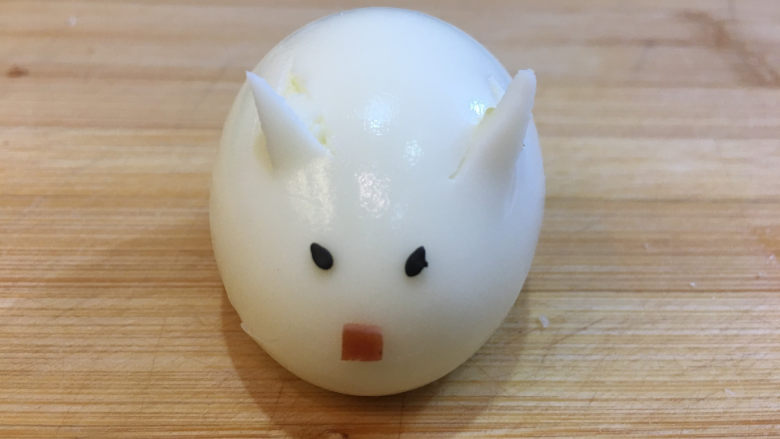 童趣早餐——乌龟全麦三明治,然后再用芝麻和一点的火腿装饰兔子的眼睛和嘴巴,这样小兔就做好了。(我的兔子耳朵有点短了。)