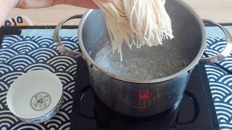 初夏的小清新——豆乳凉面,把锅内冷水烧开,开水下面条;