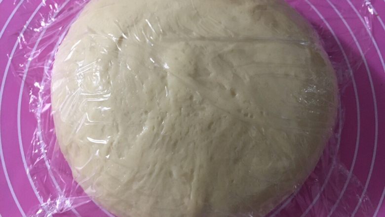 淡奶油老式面包,取出面团滚圆,盖保鲜膜静置发酵约1小时
