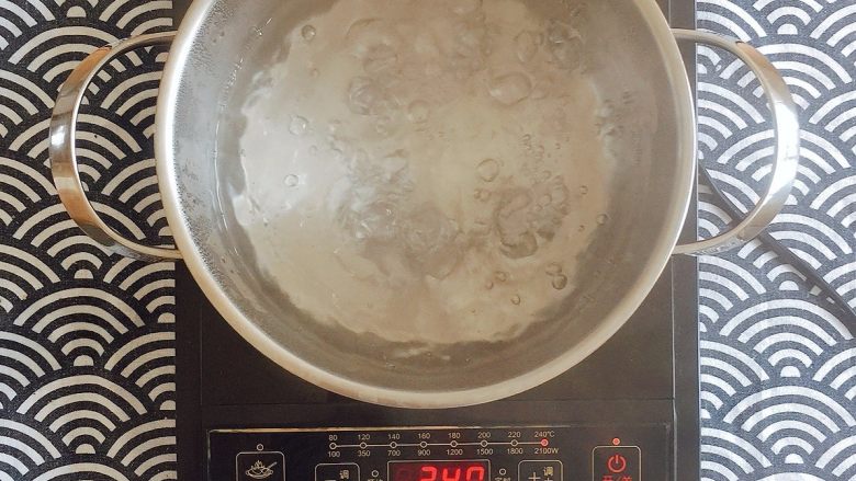 初夏的小清新——豆乳凉面,下面我们来煮——溏心蛋
锅内再次烧水;