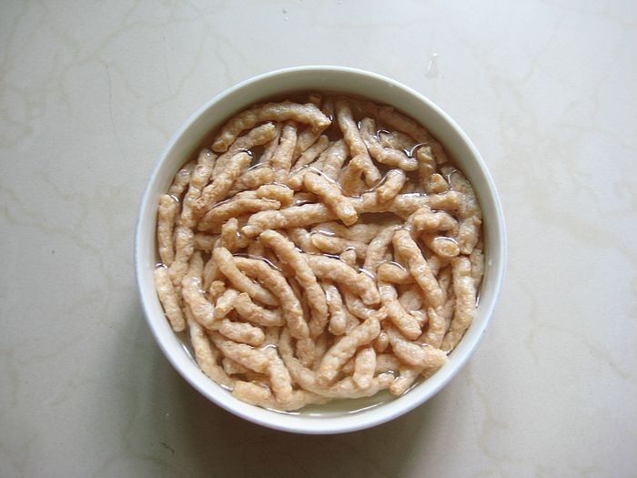 鱼香素肉丝:用素食材做出肉滋味的下饭利器,将素肉丝用清水泡5分钟至 软。