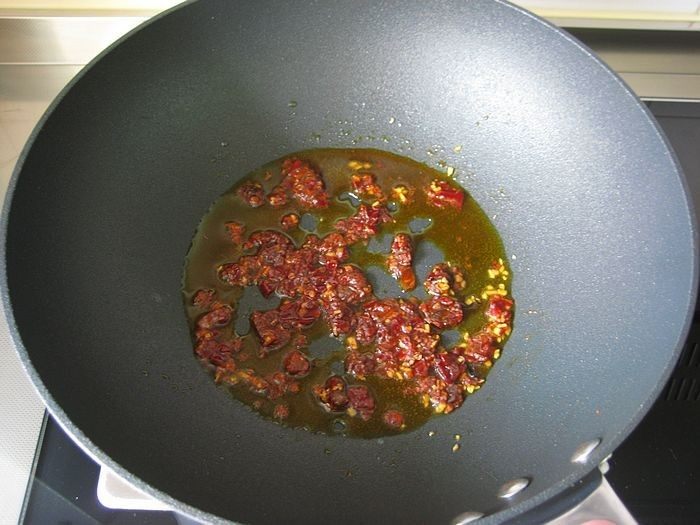 鱼香素肉丝:用素食材做出肉滋味的下饭利器,炒锅烧热倒油,油温5成热放入姜末和辣豆瓣酱小火炒至出红油。