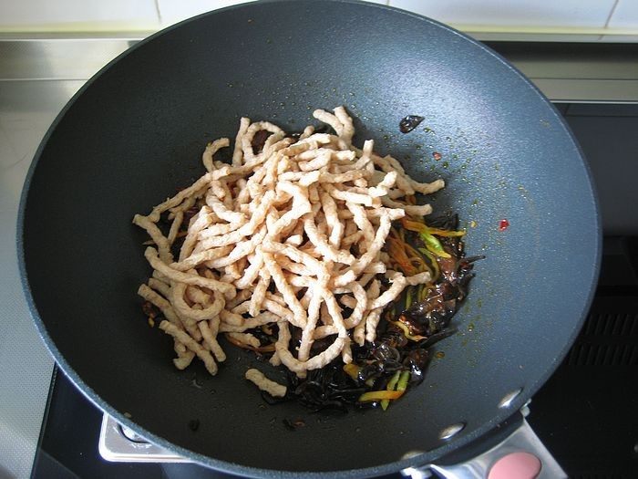 鱼香素肉丝:用素食材做出肉滋味的下饭利器,倒入素肉丝。