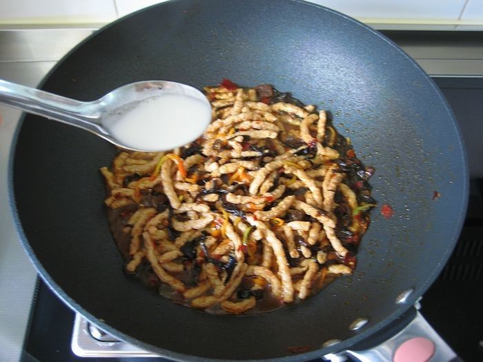 鱼香素肉丝:用素食材做出肉滋味的下饭利器,倒入1大勺水淀粉勾薄欠。