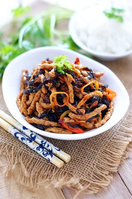 鱼香素肉丝:用素食材做出肉滋味的下饭利器,离火盛入盘中即可,配米饭相当可口。