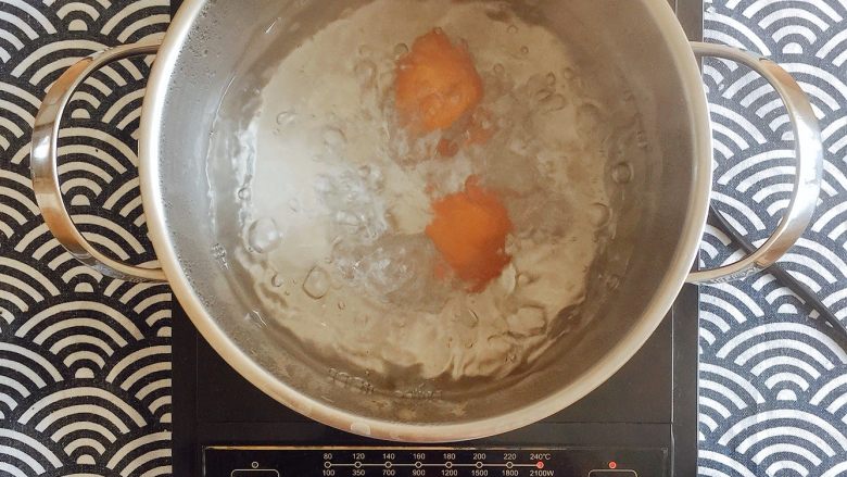 初夏的小清新——豆乳凉面,水煮到很沸腾时,蛋入锅;