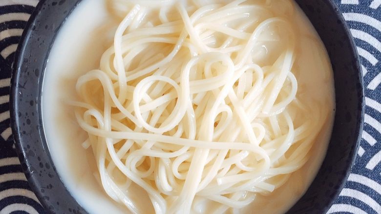 初夏的小清新——豆乳凉面,将过凉的面条放在豆浆里;
