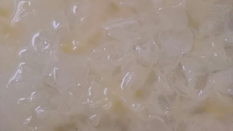 桃胶银耳美容汤,泡发的银耳,清洗干净,用手掰成小块,千万别用刀切,影响口感