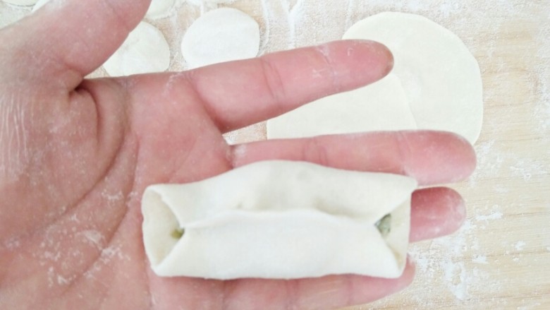 早餐锅贴,两侧对捏,既成锅贴。