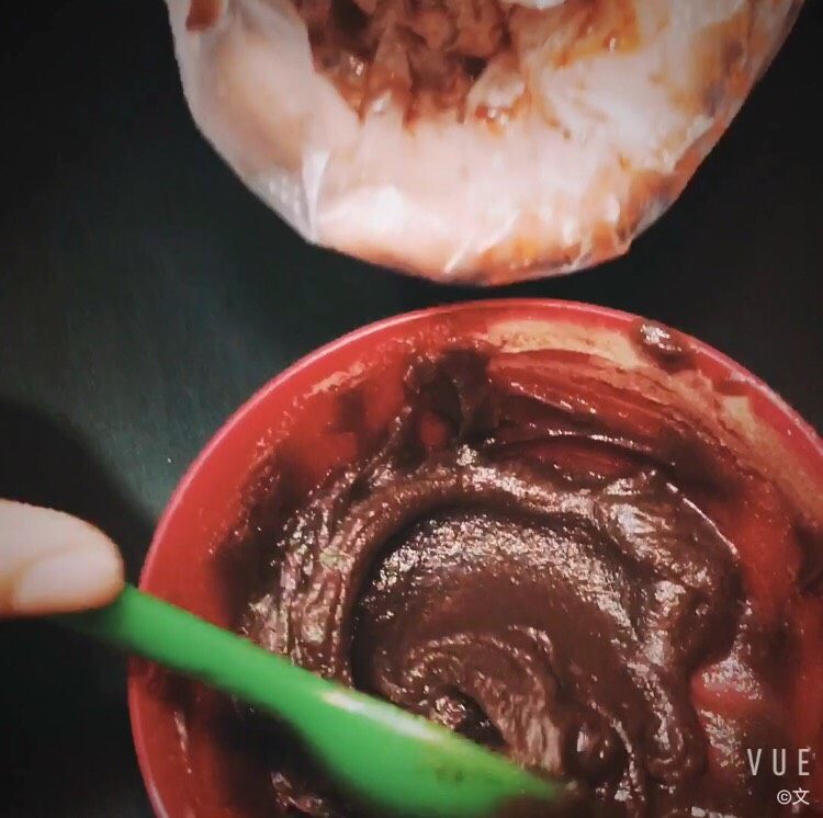 哆啦A梦铜锣烧,将豆沙中加入水,搅拌均匀,装入裱花袋中;
