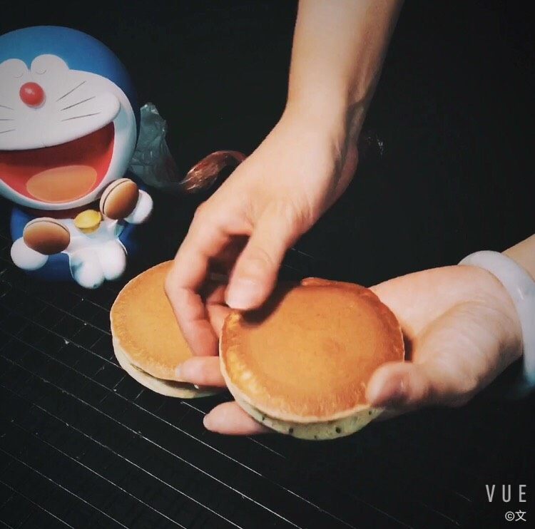 哆啦A梦铜锣烧,取一个松饼,正面朝上,盖在豆沙上面;