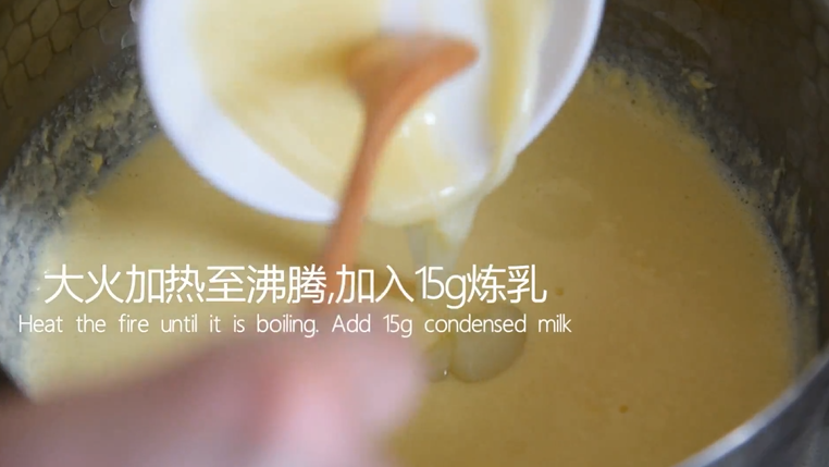 料理达人教你自制小梦龙,父亲节最in的小,大火加热至沸腾,加入15g炼乳拌匀