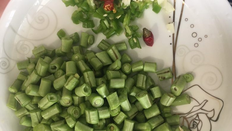 肉末豆角,备菜：1，豇豆、<a style='color:red;display:inline-block;' href='/shicai/ 61'>青椒</a>放洗菜盆泡15-30分钟。2，豇豆洗干净后切成差不多1-2厘米，看个人爱好，蒜瓣切末，<a style='color:red;display:inline-block;' href='/shicai/ 61'>青椒</a>切成和豇豆差不多大小，少量姜末，<a style='color:red;display:inline-block;' href='/shicai/ 86474'>干辣椒</a>切段。