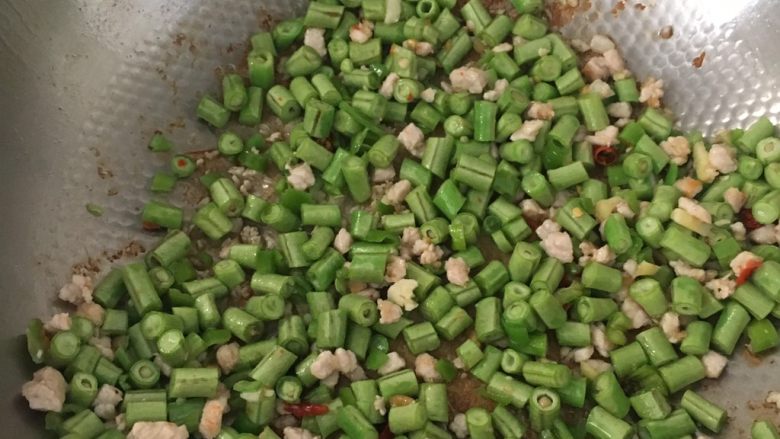 肉末豆角,豇豆青椒蒜末姜末入锅翻炒，豇豆差不多段生了加适量盐，一点点醋和酱油