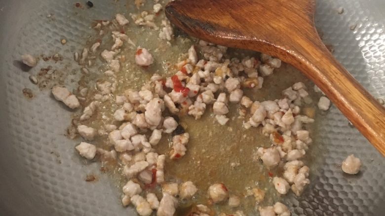 肉末豆角,油热后下肉末翻炒，加适量豆瓣酱